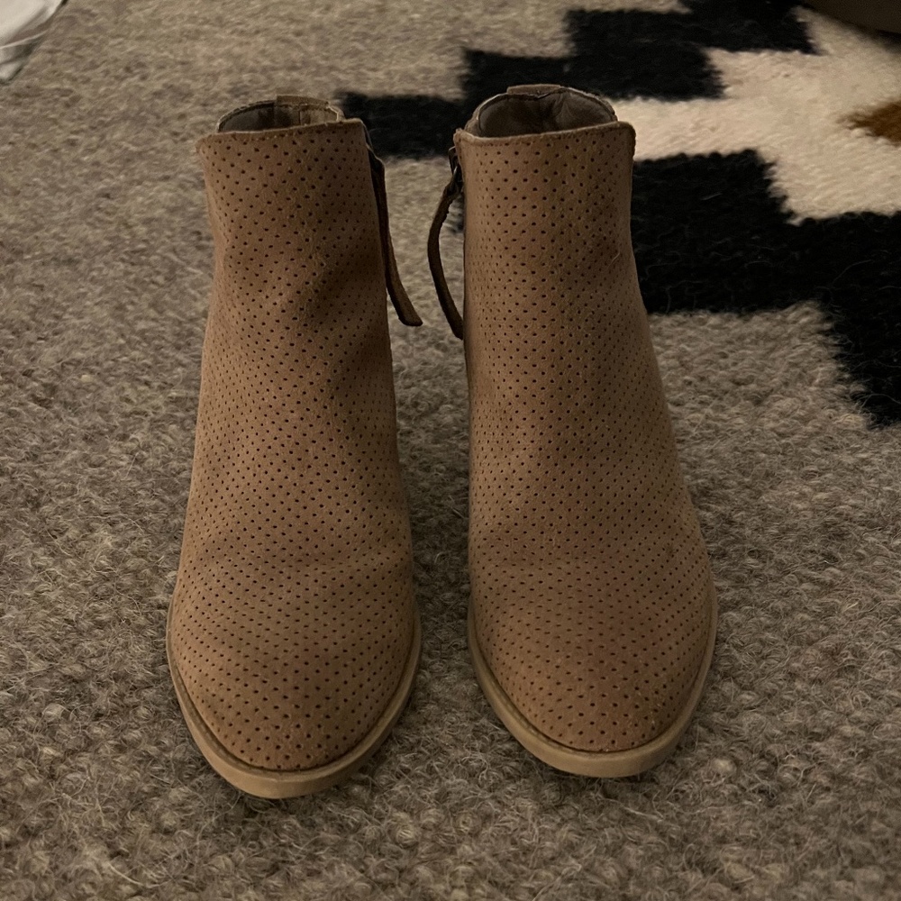 Dolce Vita Women's Sansa Perforated Zip Bootie